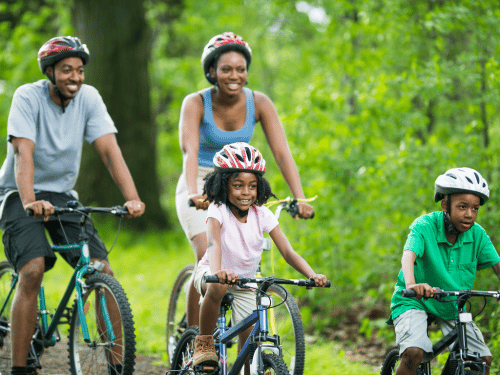 Faire du vélo en famille : les avantages pour la santé et les conseils de sécurité